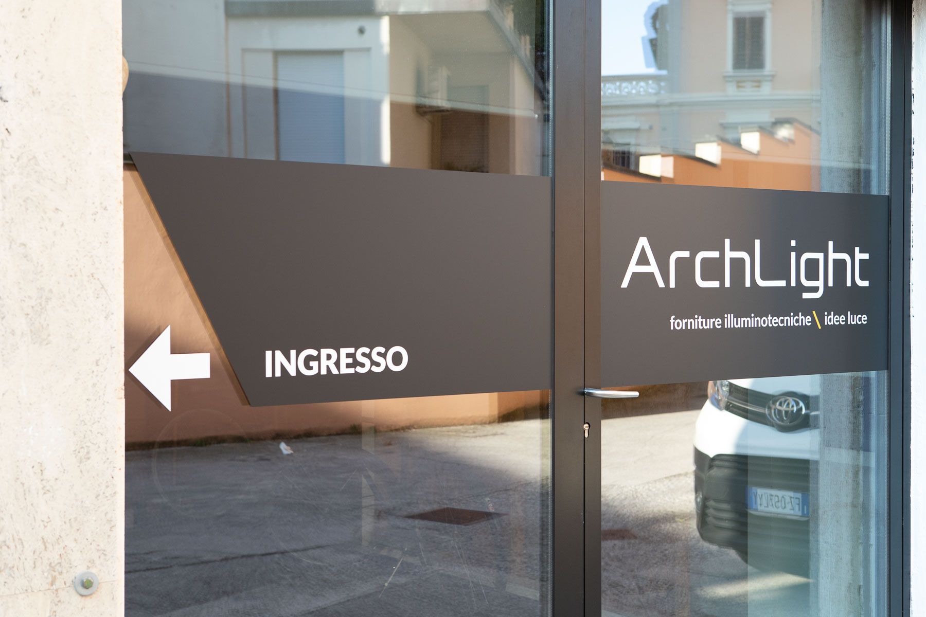 Immagine delle vetrine Archlight personalizzate con logo e payoff